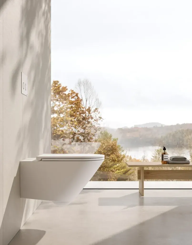 Un bagno con un water sospeso e una grande finestra.