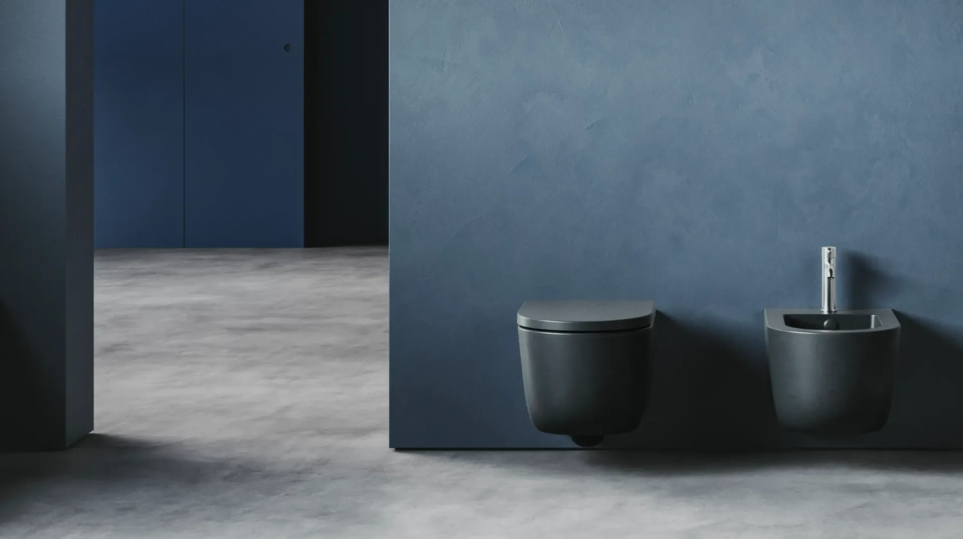 Un bagno con un water e un bidet appesi al muro.