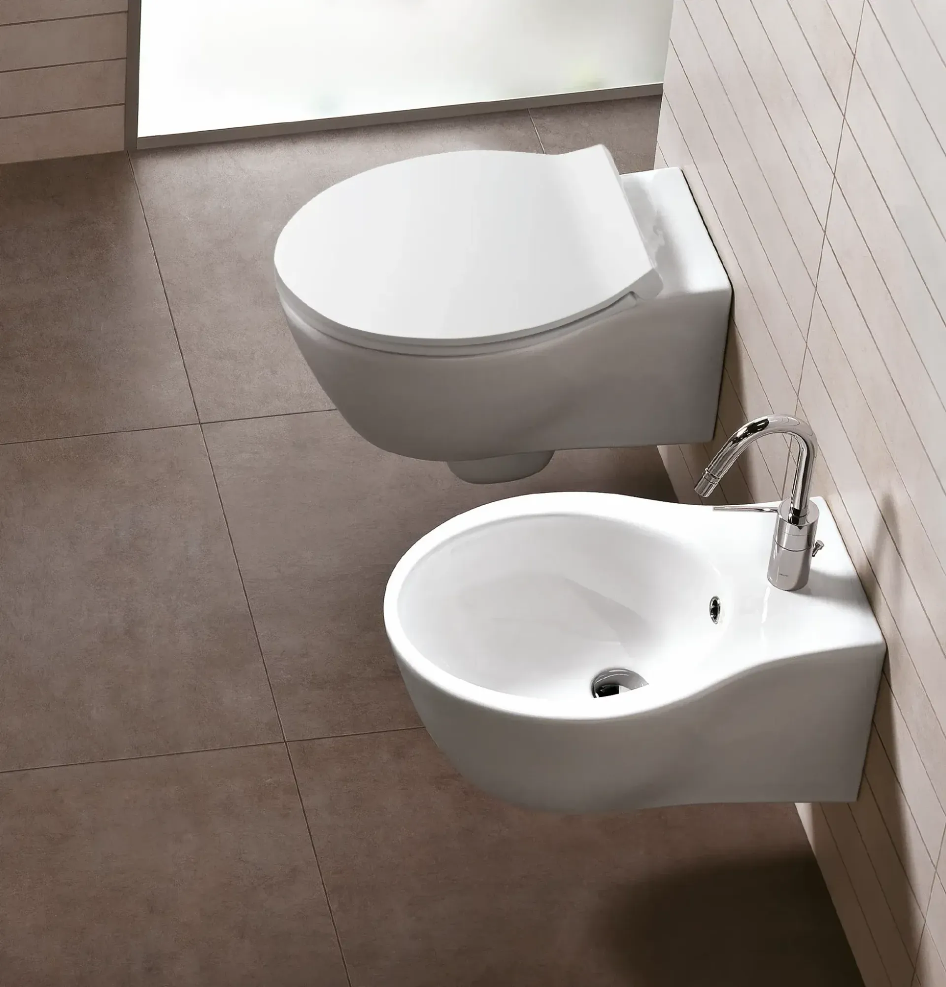 Un bagno con due wc e un bidet