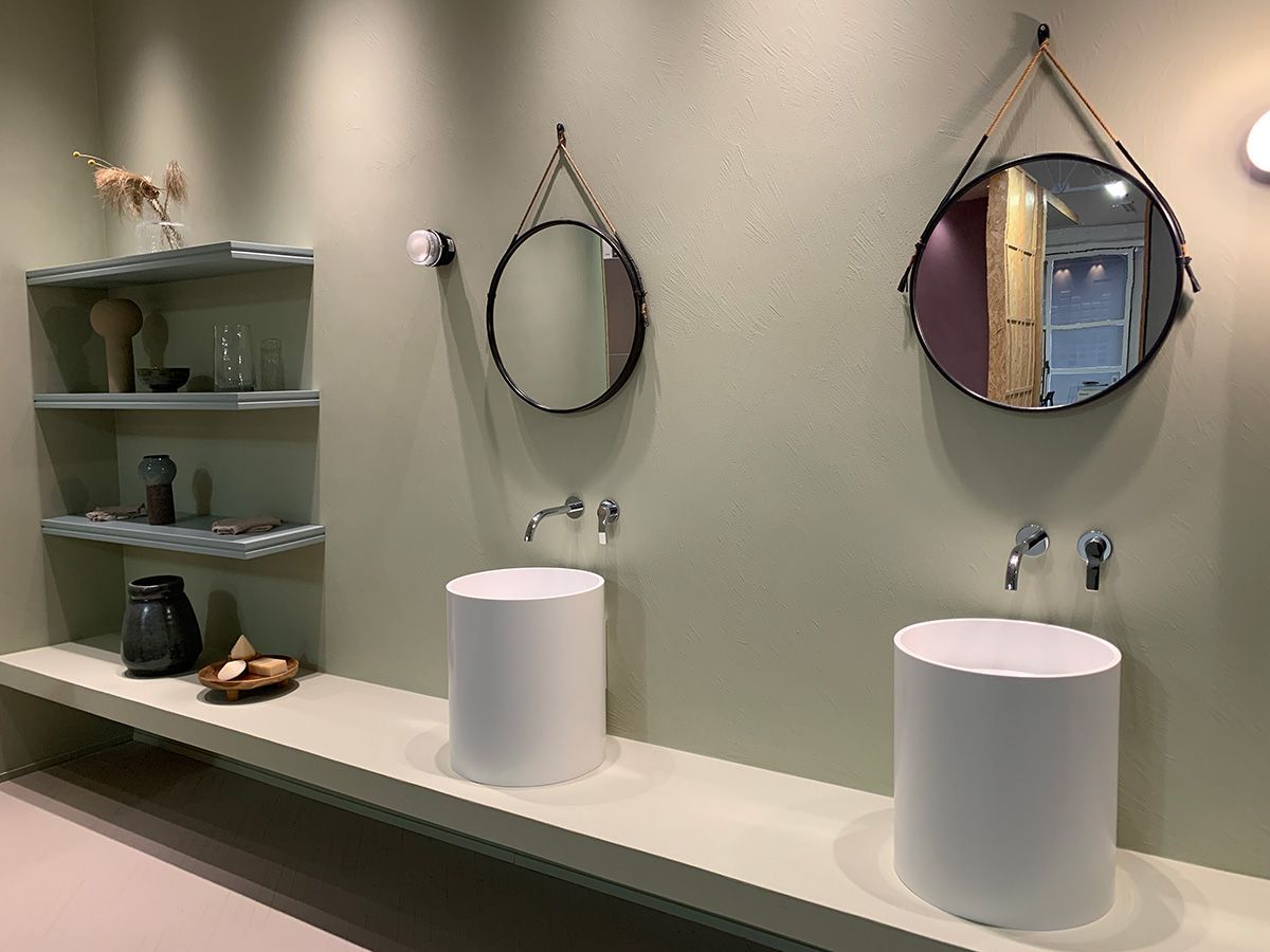 Un bagno con due lavandini e due specchi sul muro.