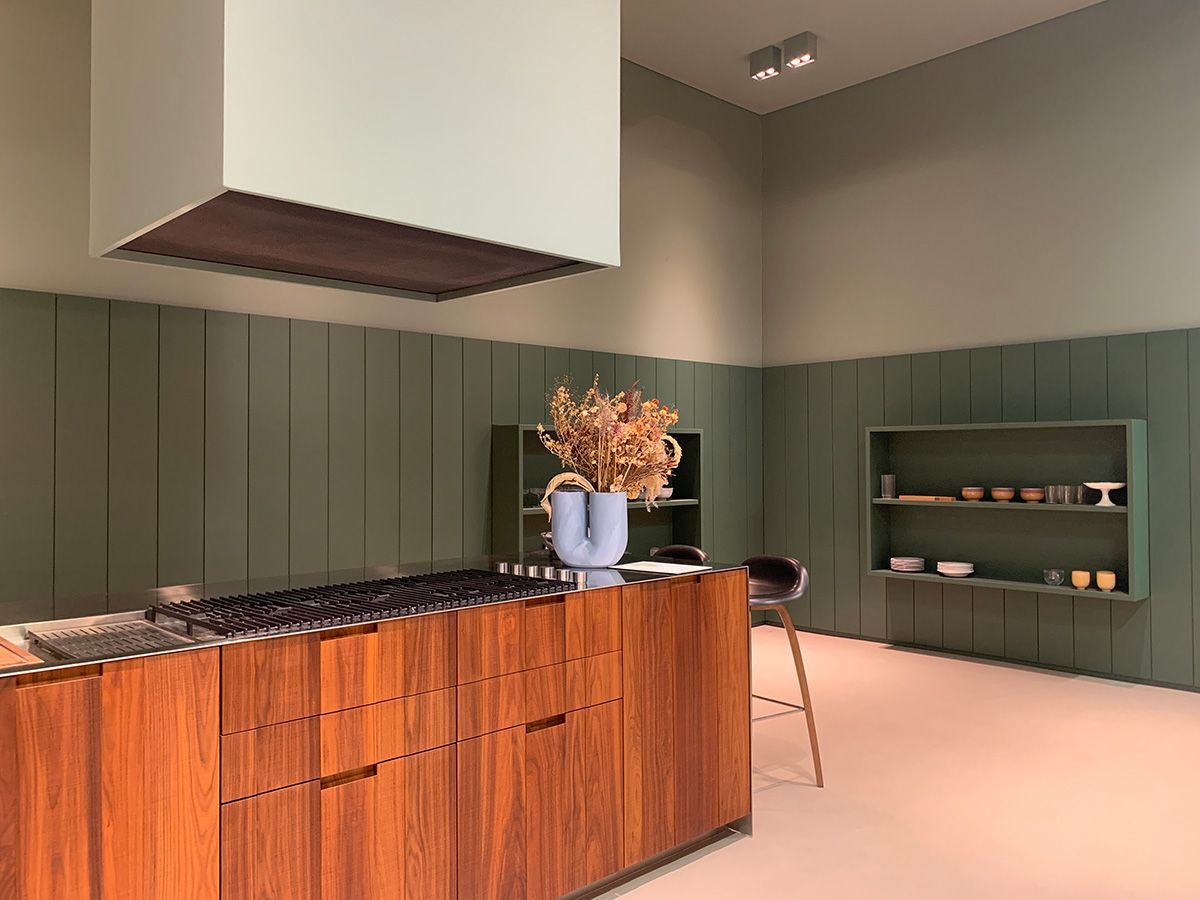 Una cucina con mobili in legno e un forno con fornelli.