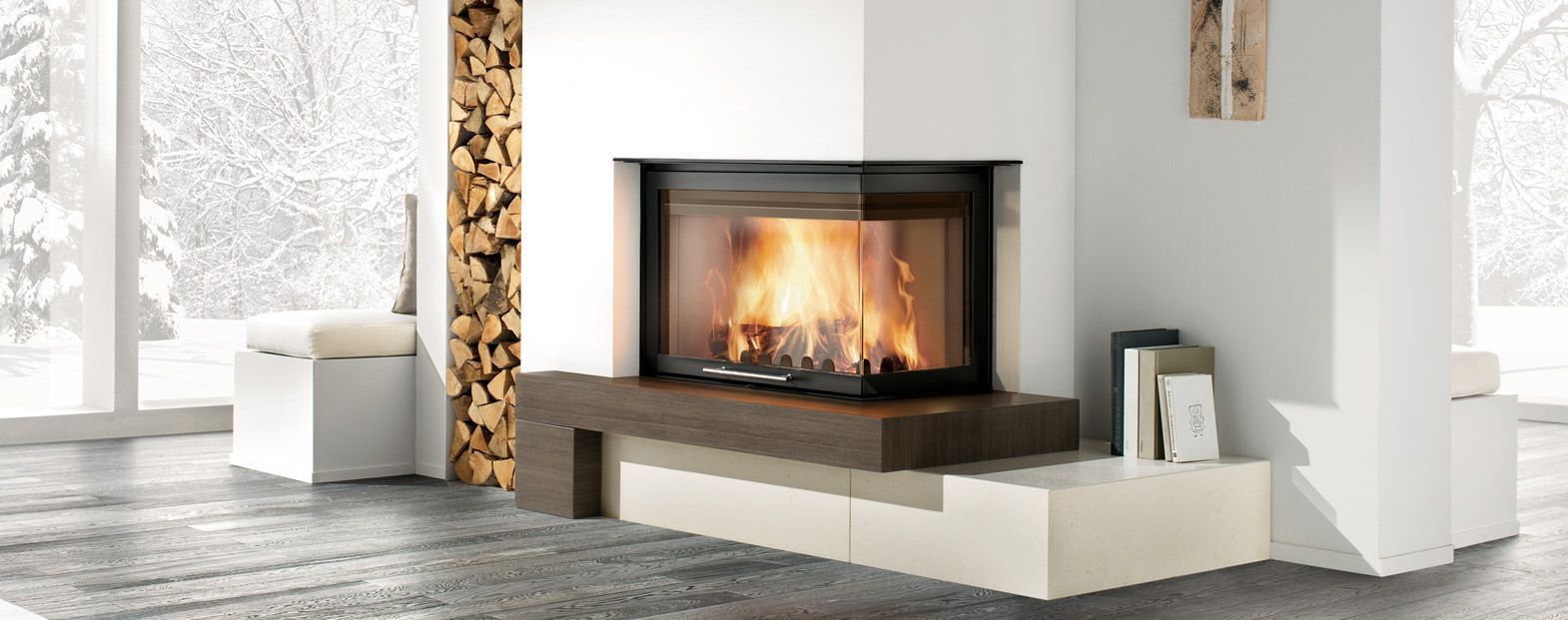 Un soggiorno con camino e una grande finestra.