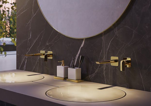 Un bagno con due lavandini e uno specchio.