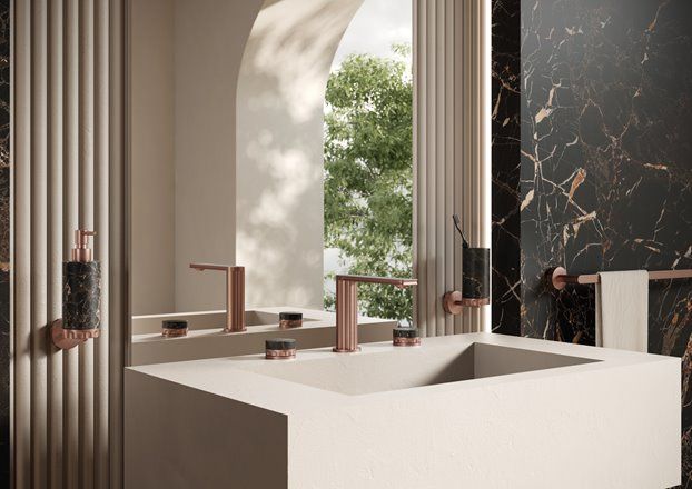 Un bagno con due lavandini, uno specchio e una finestra.