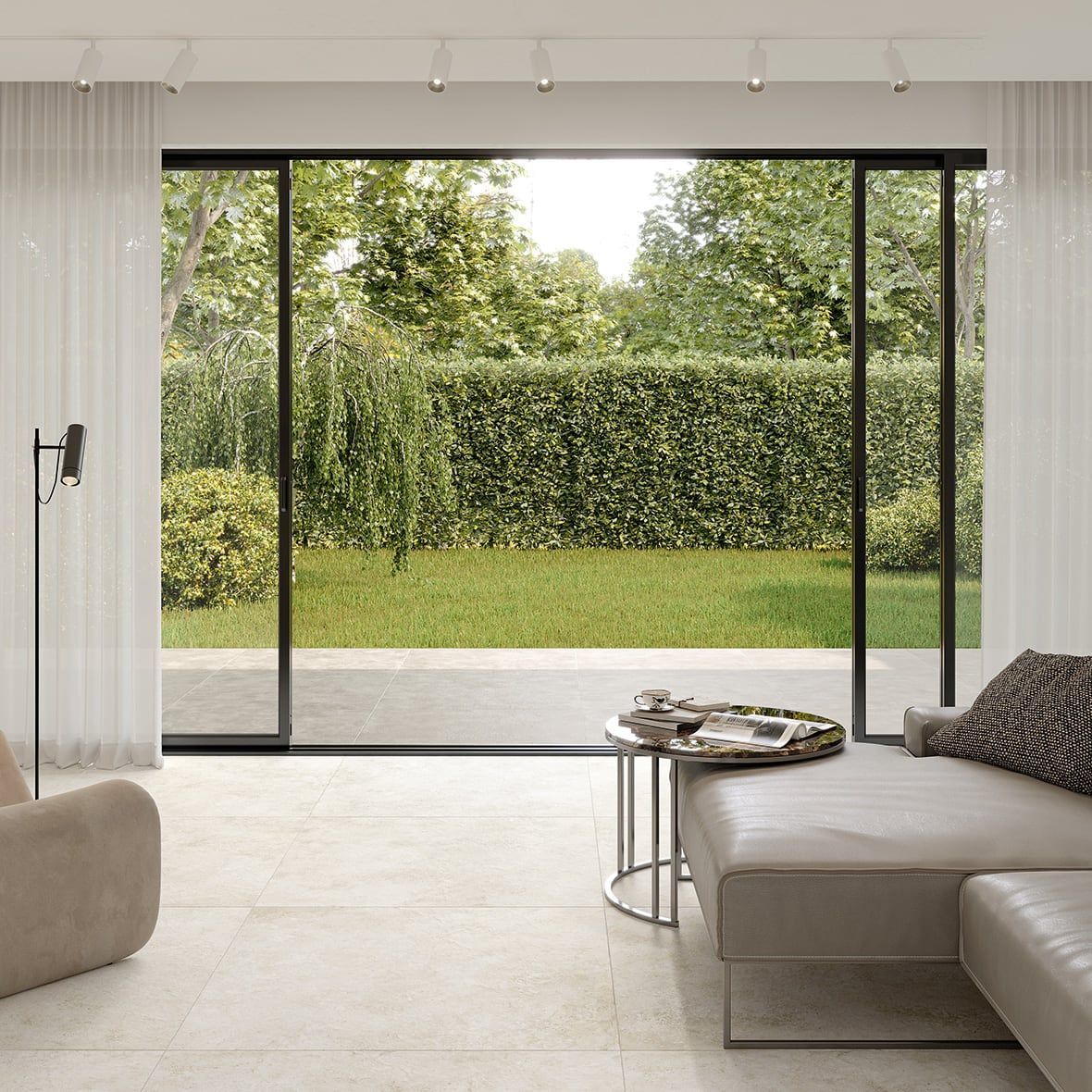 Un soggiorno con divano, sedia, tavolo e porte scorrevoli in vetro.