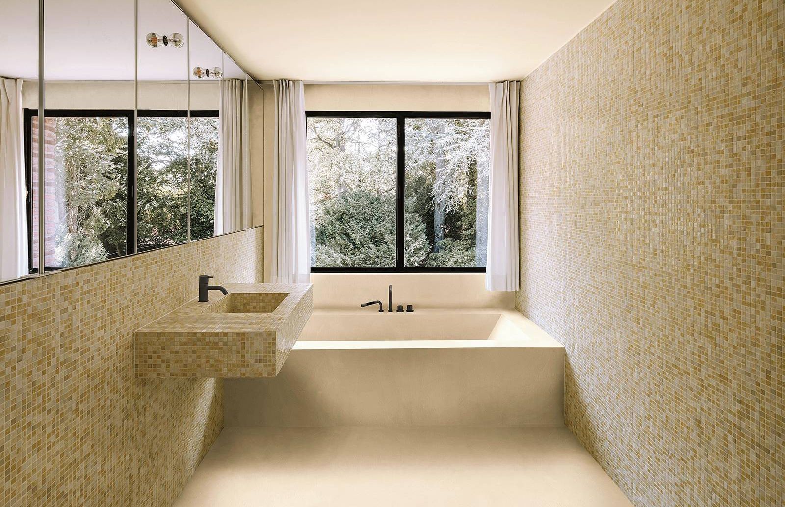 Un bagno con una grande vasca e un lavandino