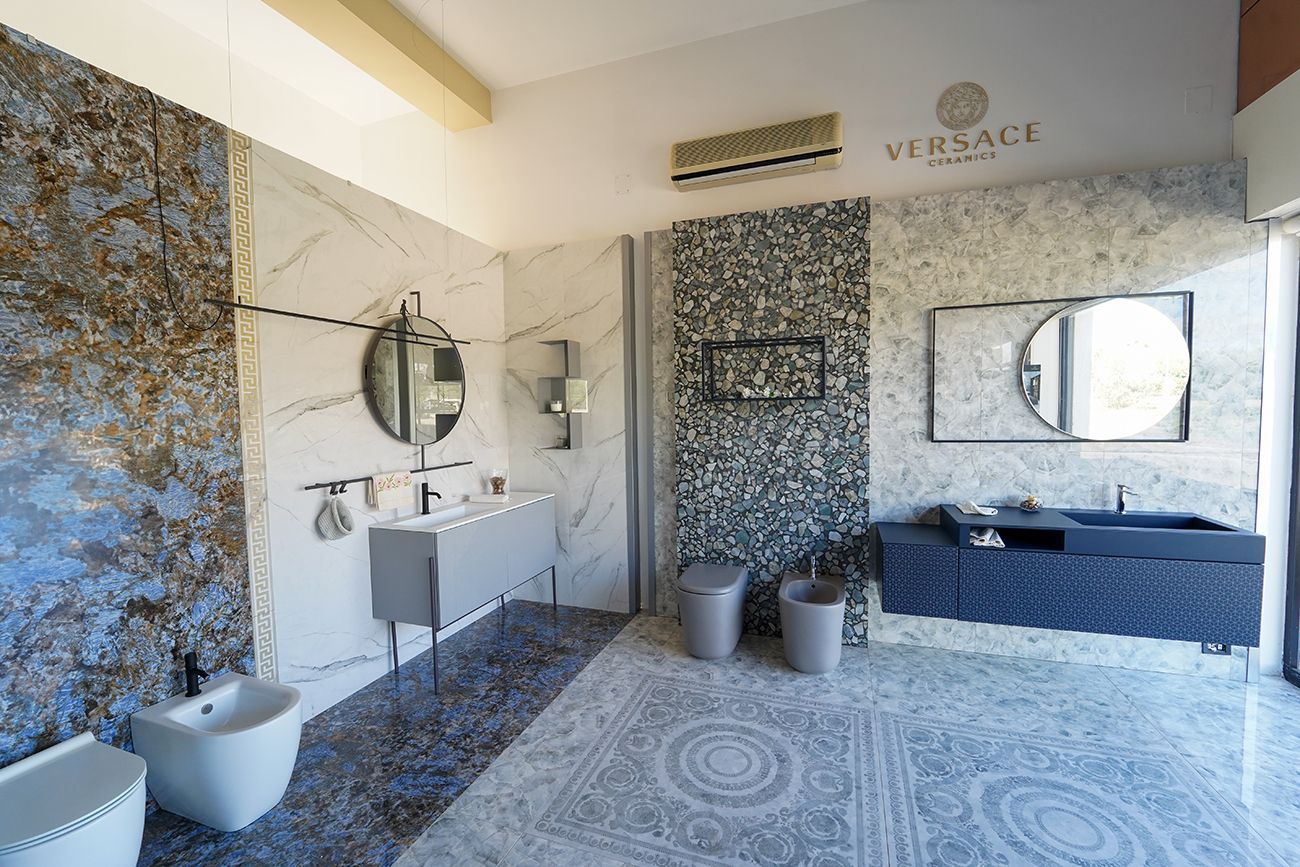 Un bagno con lavandino, water, bidet e specchio.