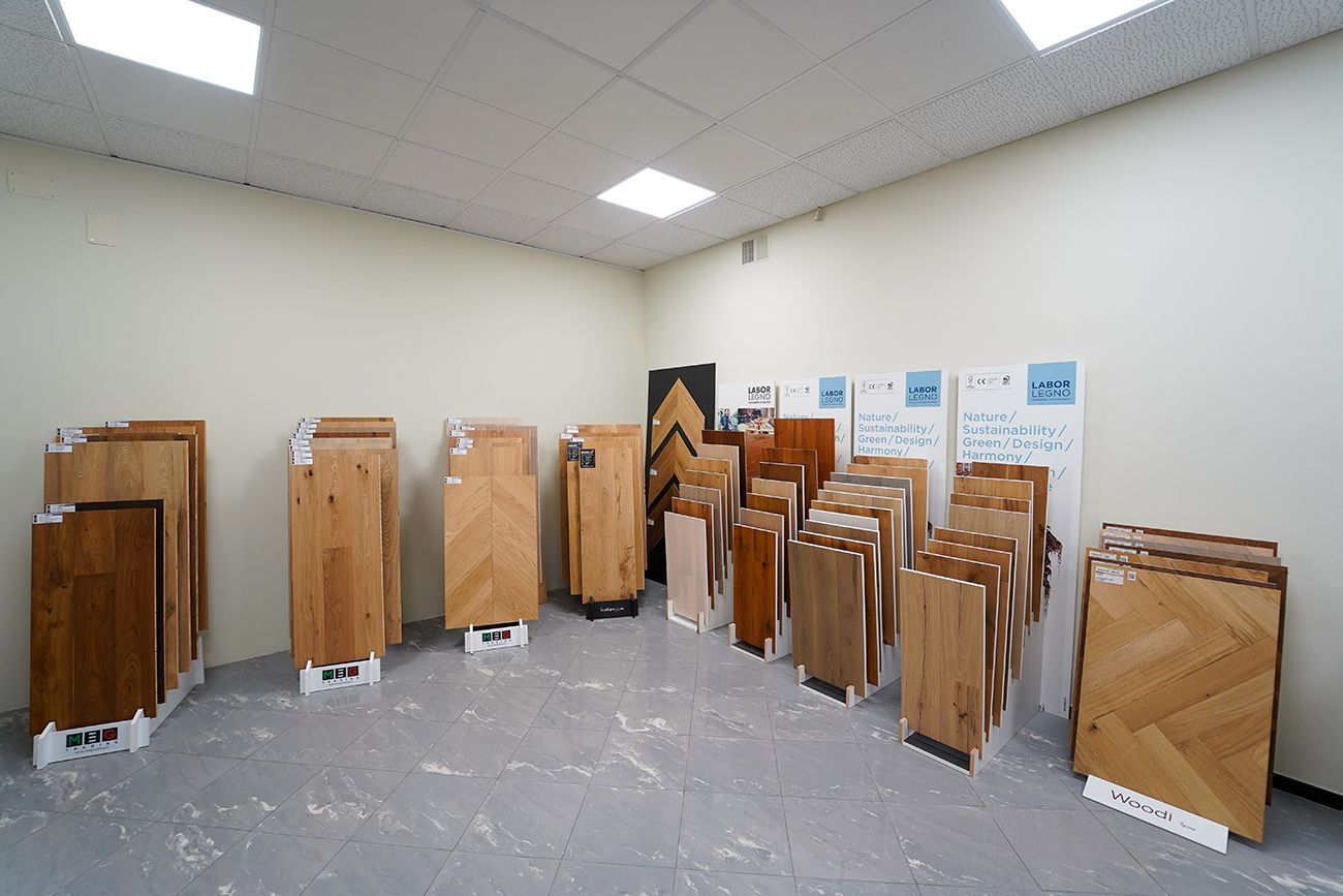 Una stanza piena di assi di legno esposte.