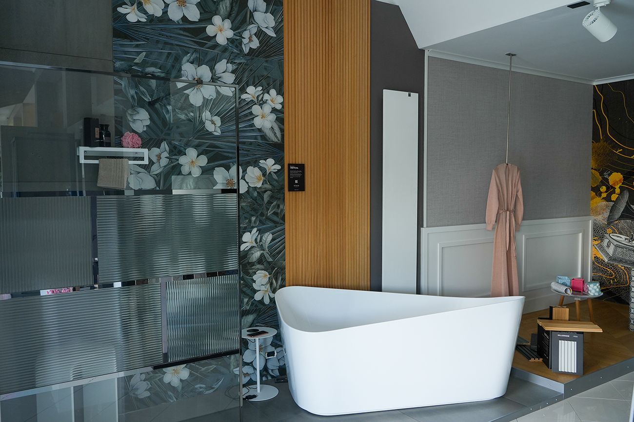 Un bagno con vasca e box doccia.