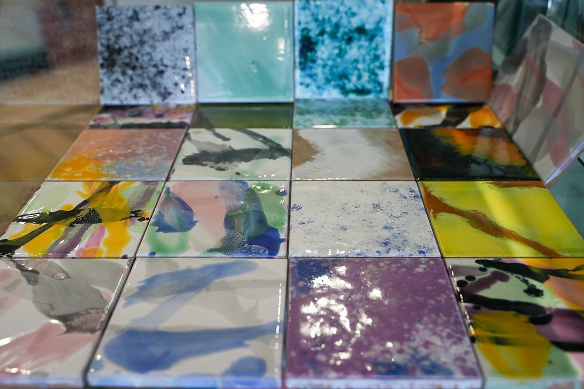 Un tavolo con un sacco di piastrelle colorate sopra