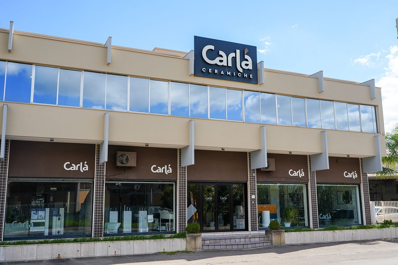 Un grande edificio con un cartello che dice carla sopra
