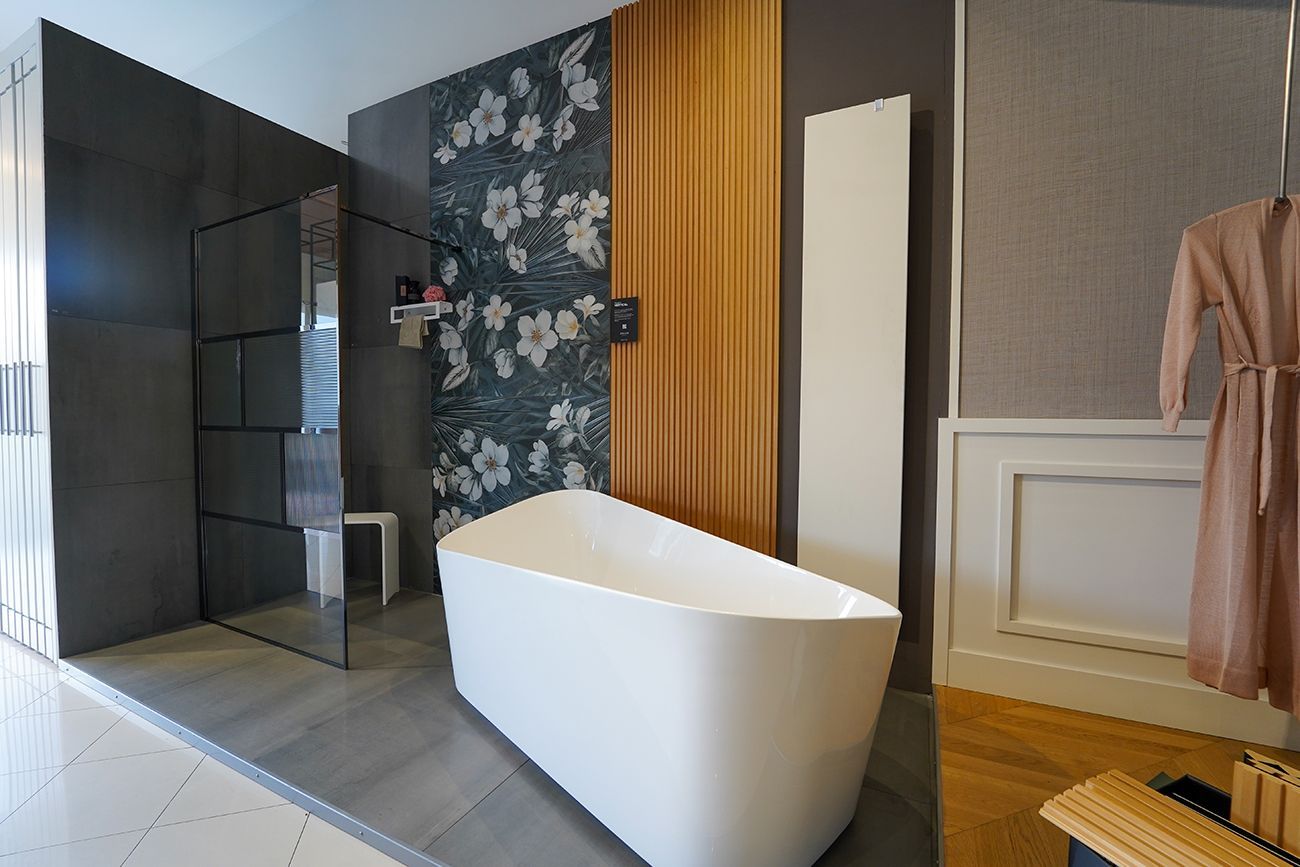 Un bagno con vasca e cabina doccia.
