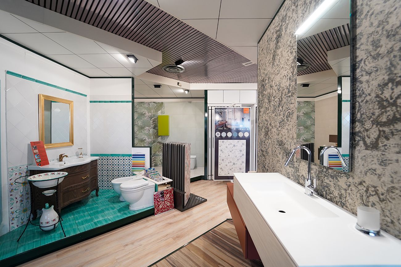 Un bagno con lavandino, water e specchi.