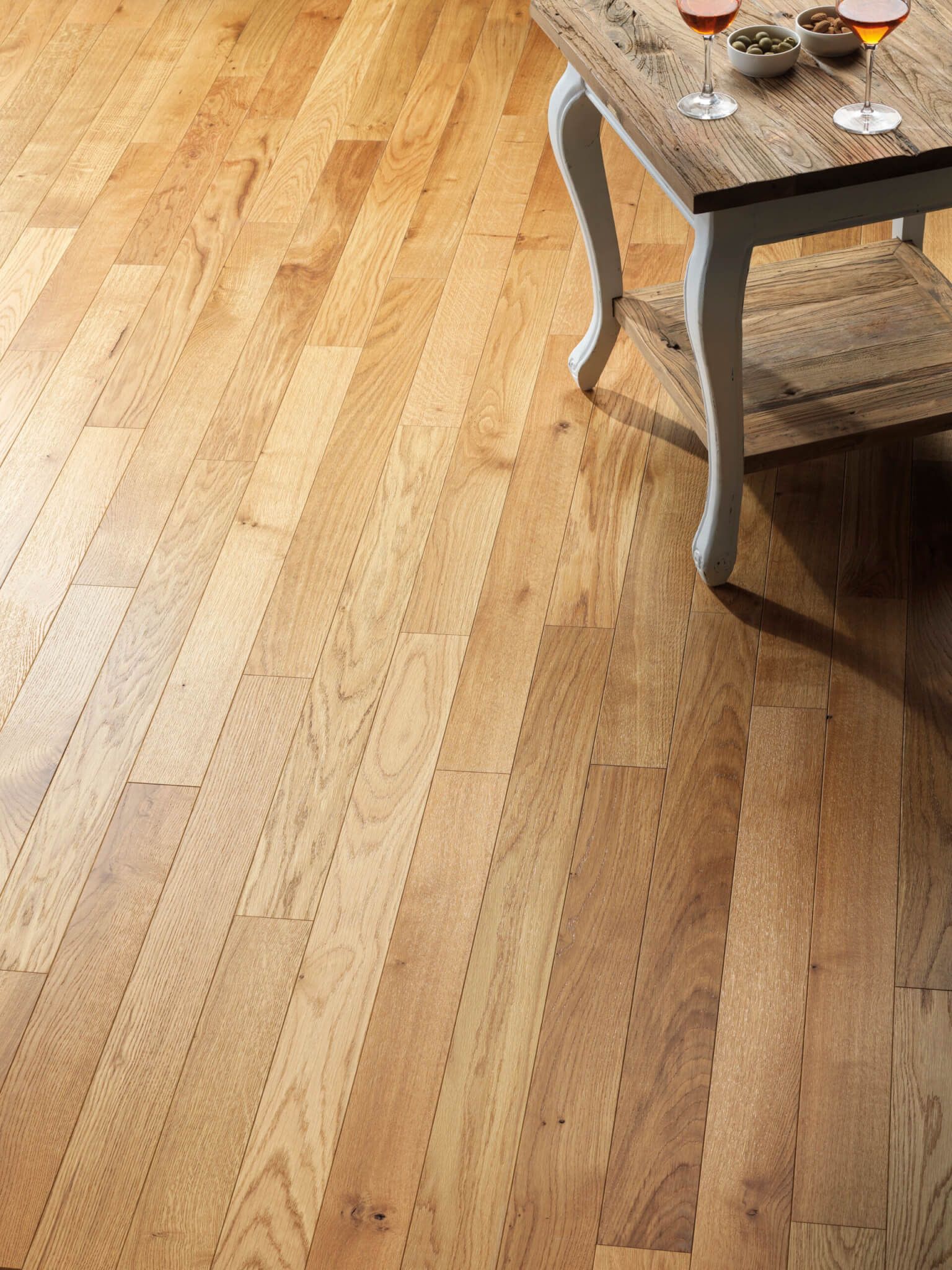 Un tavolo di legno con due bicchieri di vino sopra