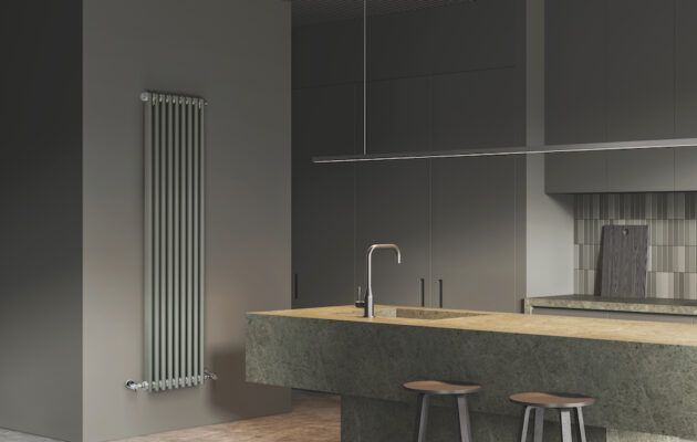 Una cucina con una grande isola e un termosifone a parete.