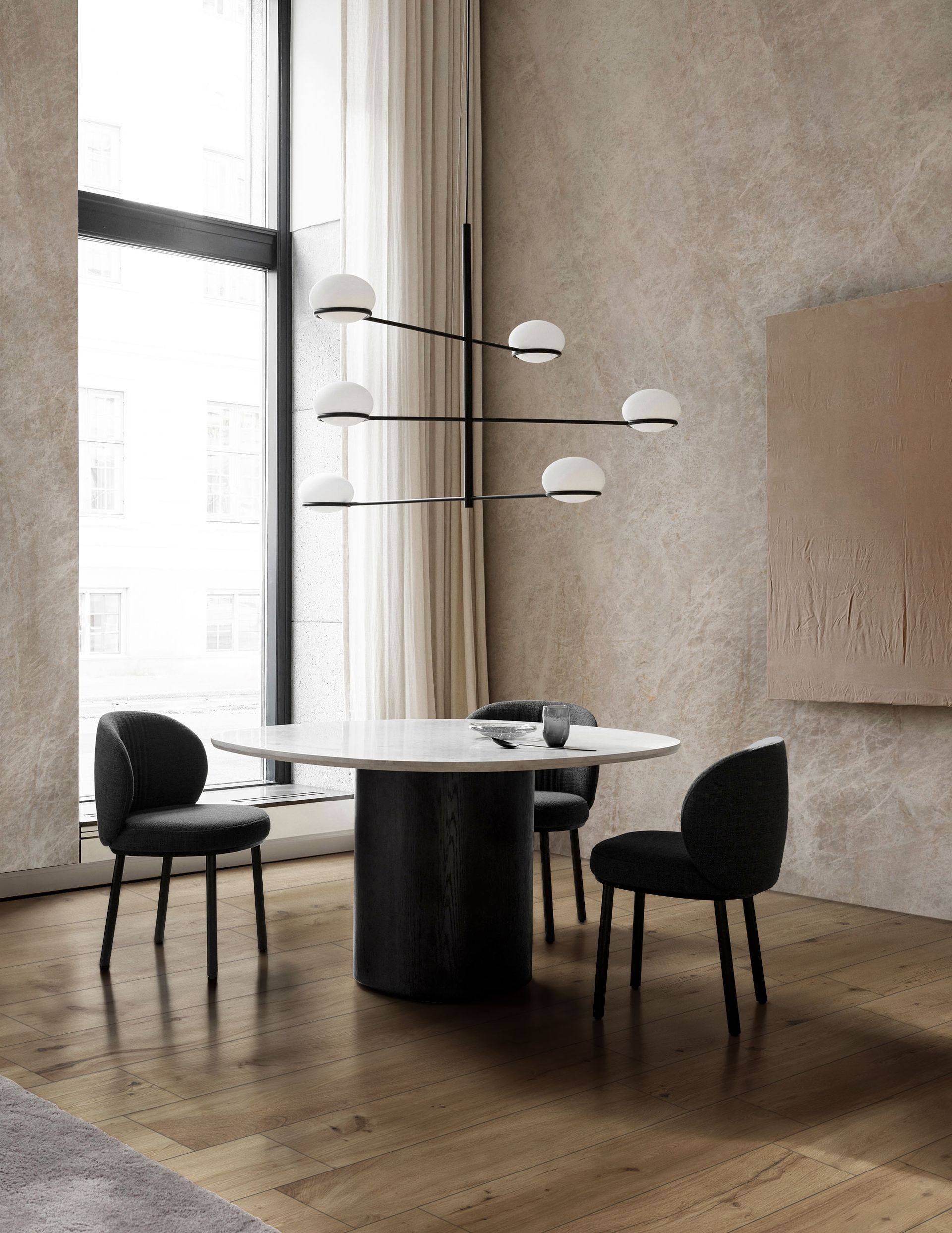 Una sala da pranzo con tavolo e sedie e una grande finestra.