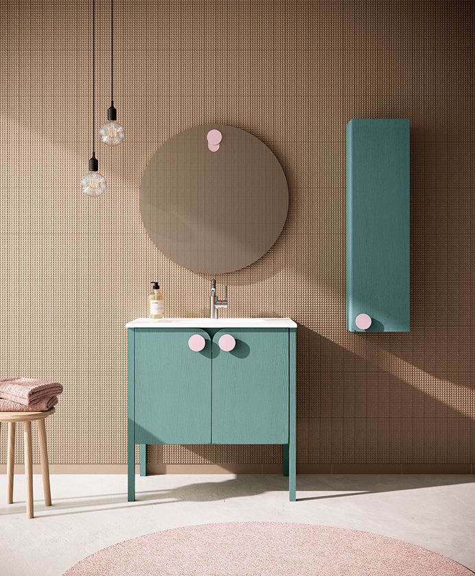 Un bagno con lavandino, specchio e armadietti.