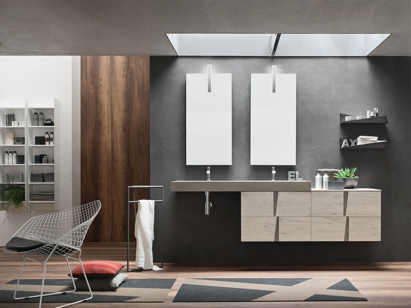 Un bagno con due lavandini e due specchi