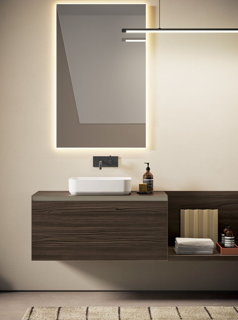 Un bagno con un lavandino e uno specchio sul muro