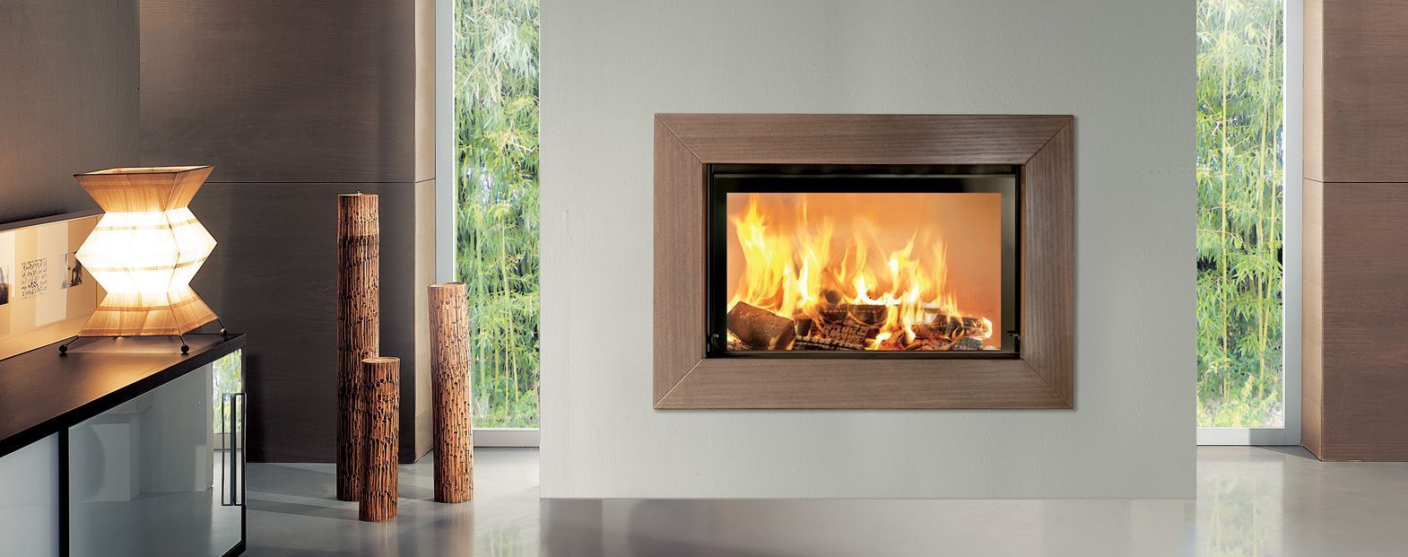 Un camino è incassato nel muro di un soggiorno.