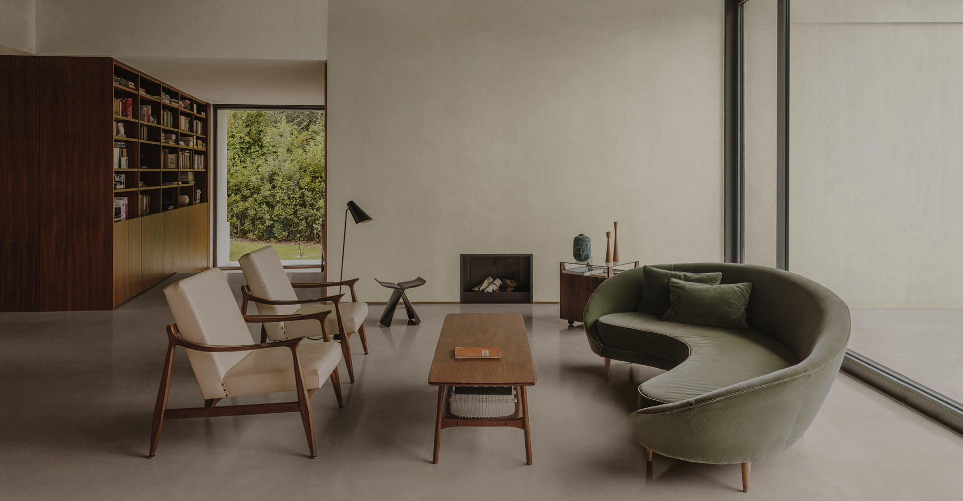 Un soggiorno con divano, sedie, tavolino e camino.