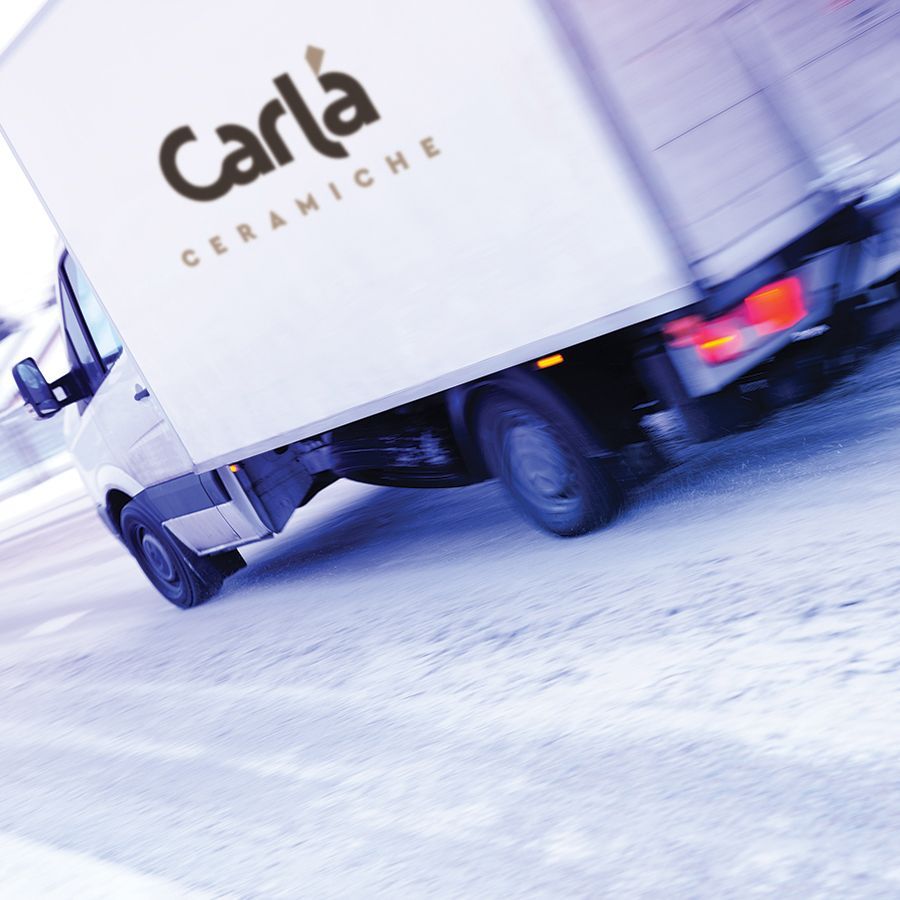 Un camion della carla ceramiche sta percorrendo una strada
