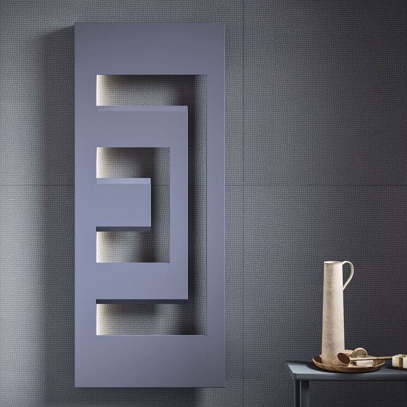 Un muro grigio con un disegno a chiave greca