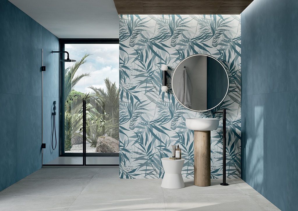 Un bagno con lavandino, specchio e doccia.