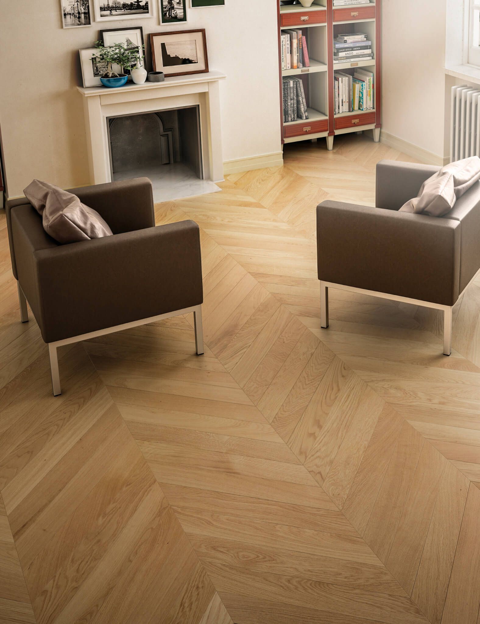 Un soggiorno con due sedie e un camino