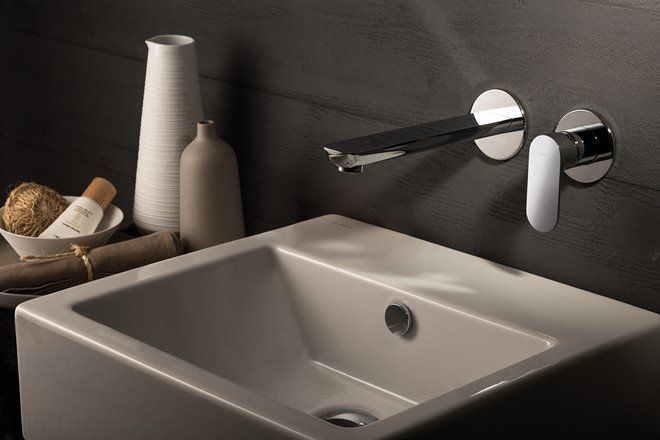 Un lavandino del bagno con un rubinetto a parete