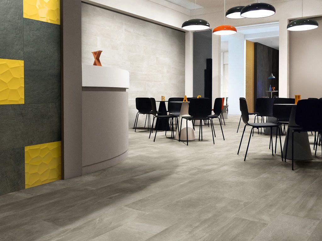 Un ristorante con tavoli e sedie e una reception.