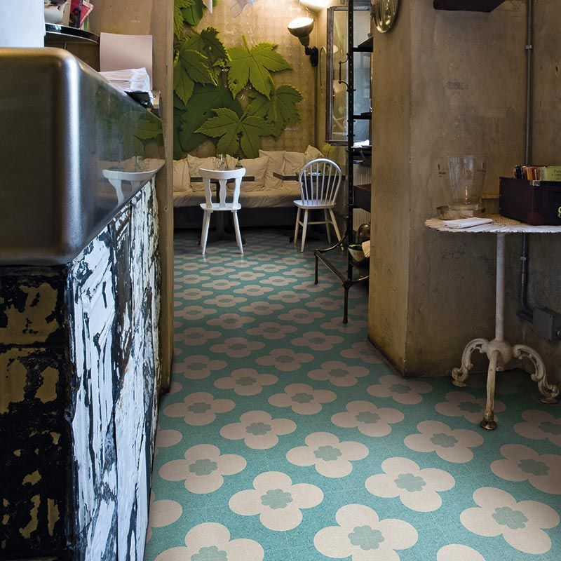 Una stanza con un pavimento blu e bianco con dei fiori sopra