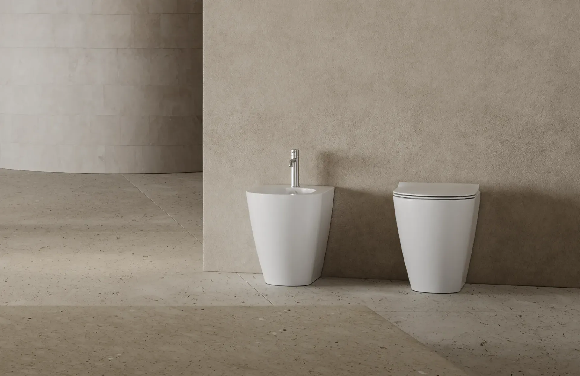 Un bagno con due water bianchi e un lavandino.