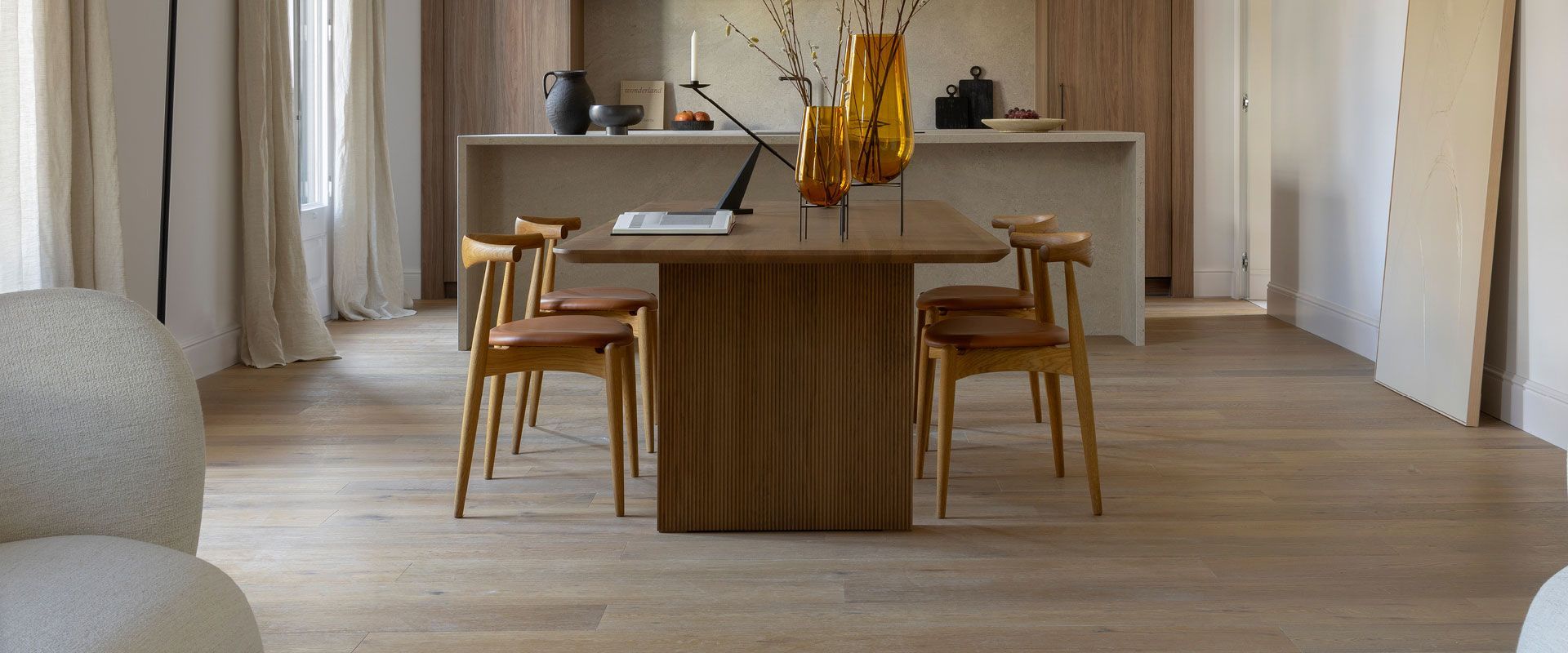 Una sala da pranzo con tavolo e sedie.