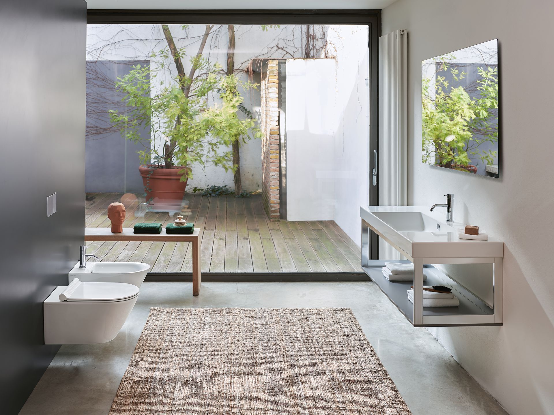 Un bagno con lavandino, water e specchio