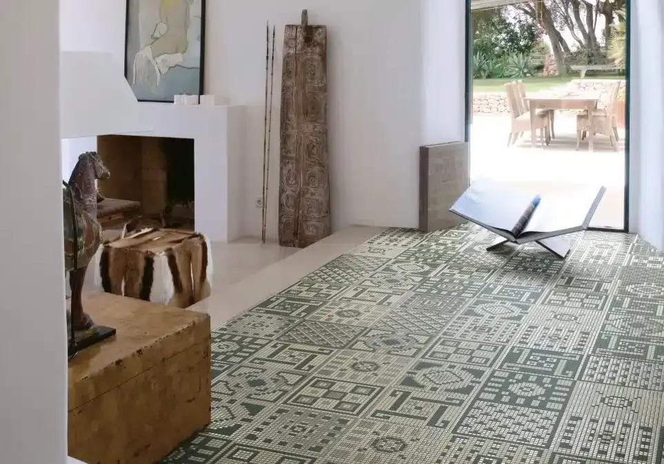 Un soggiorno con un tappeto verde e un camino