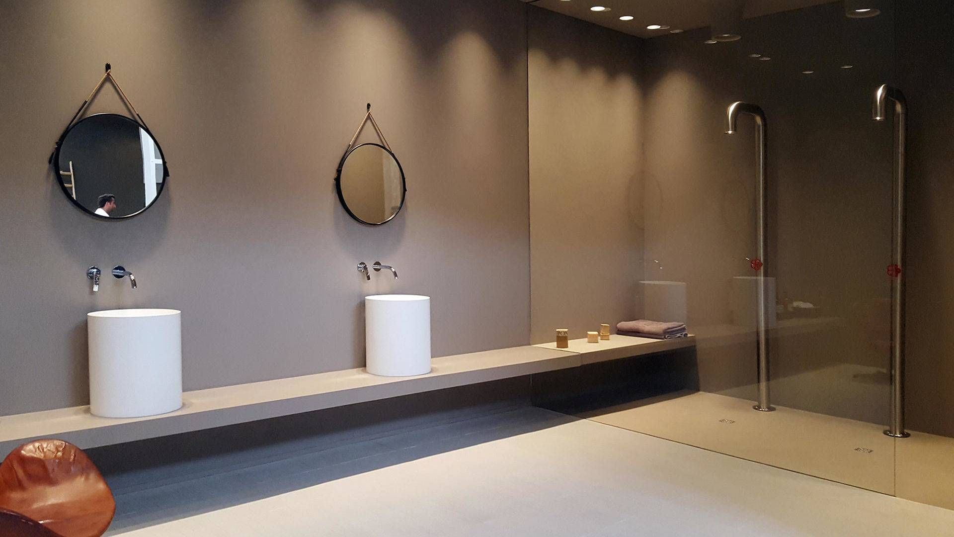 Un bagno con due lavandini e una cabina doccia