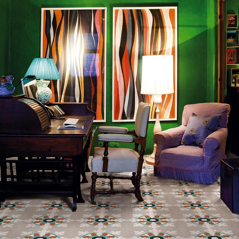 Un soggiorno con pareti verdi e una sedia viola