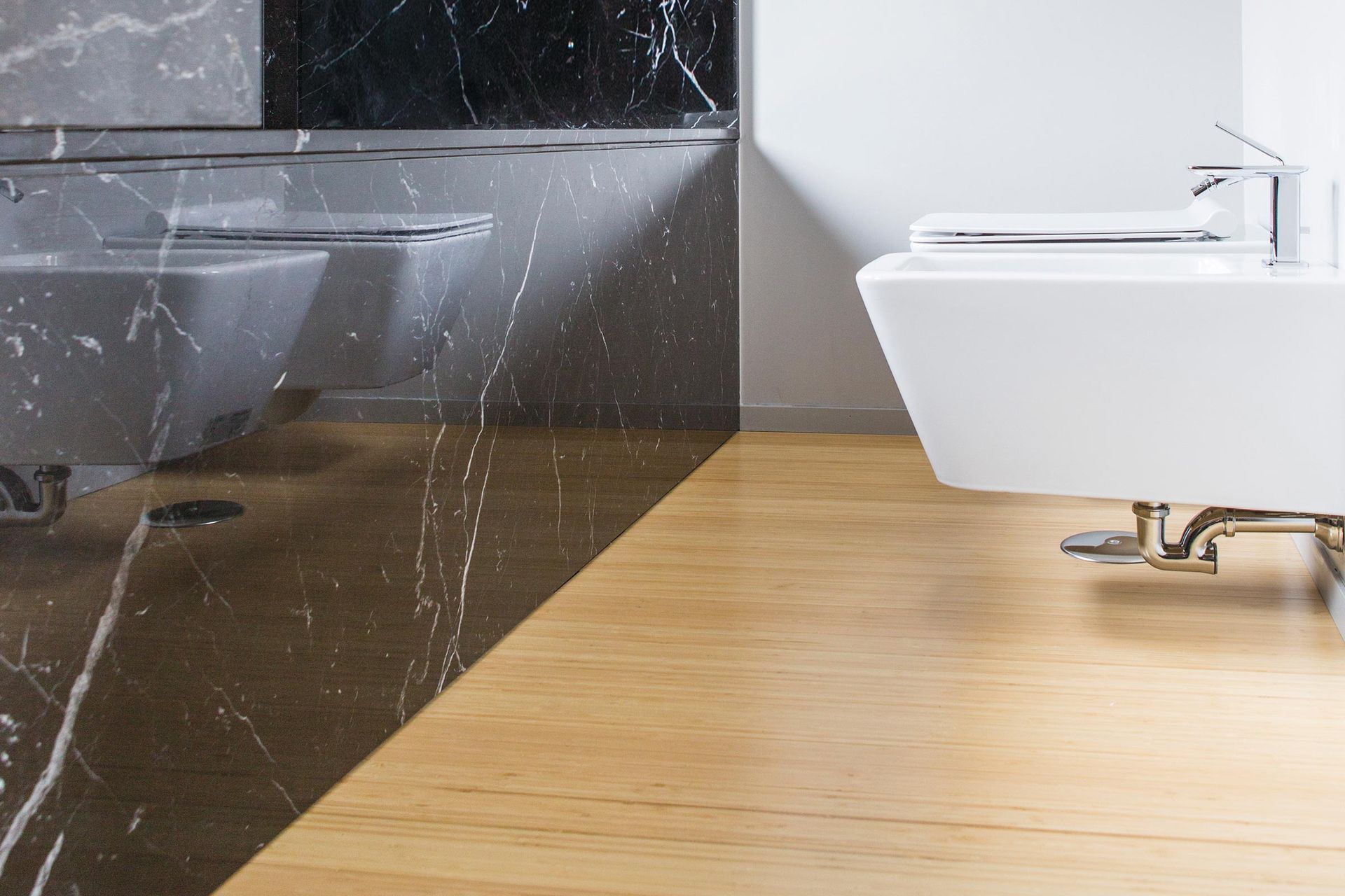 Un bagno con due lavandini, un water e un bidet.