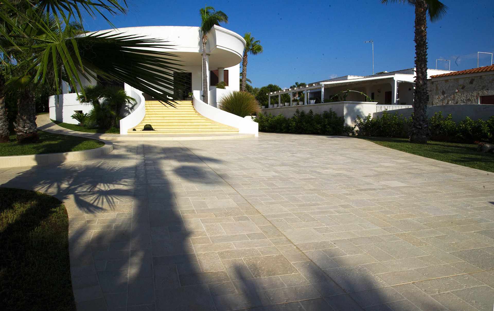 Una grande casa bianca con scale che portano ad essa