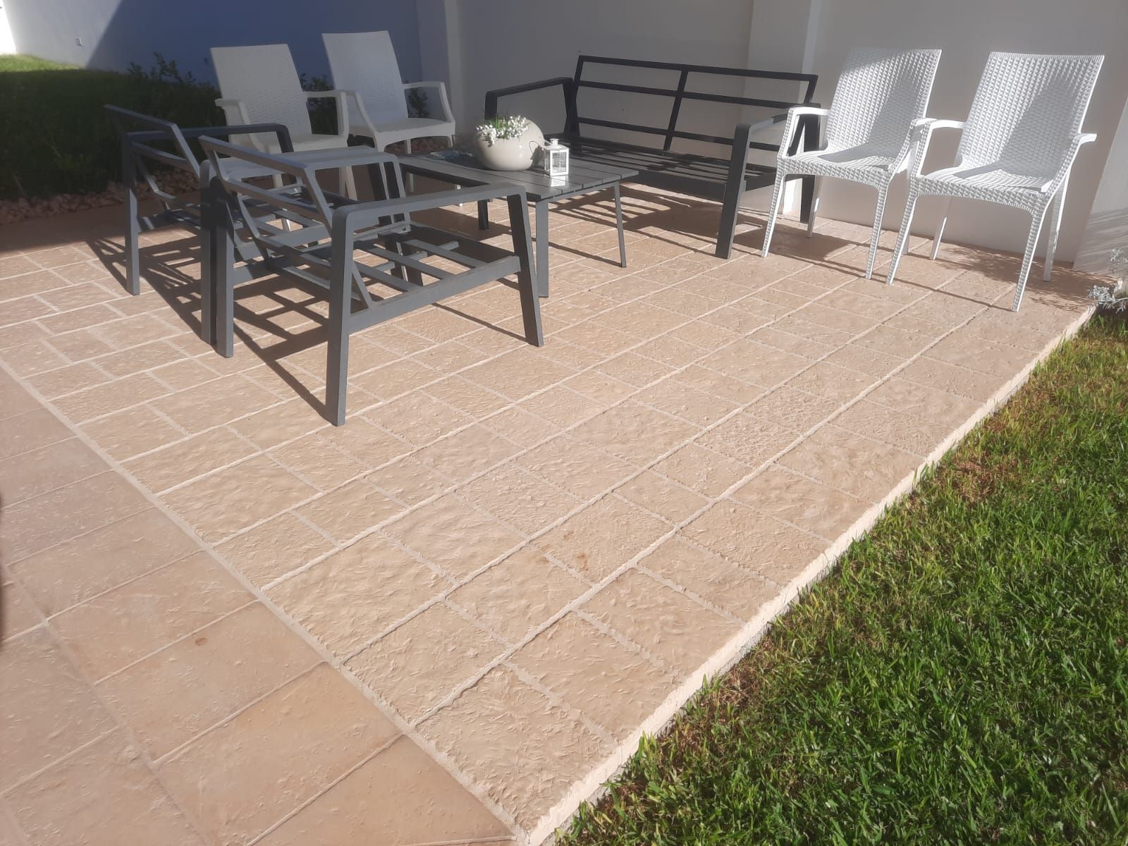 Un patio con un divano e delle sedie