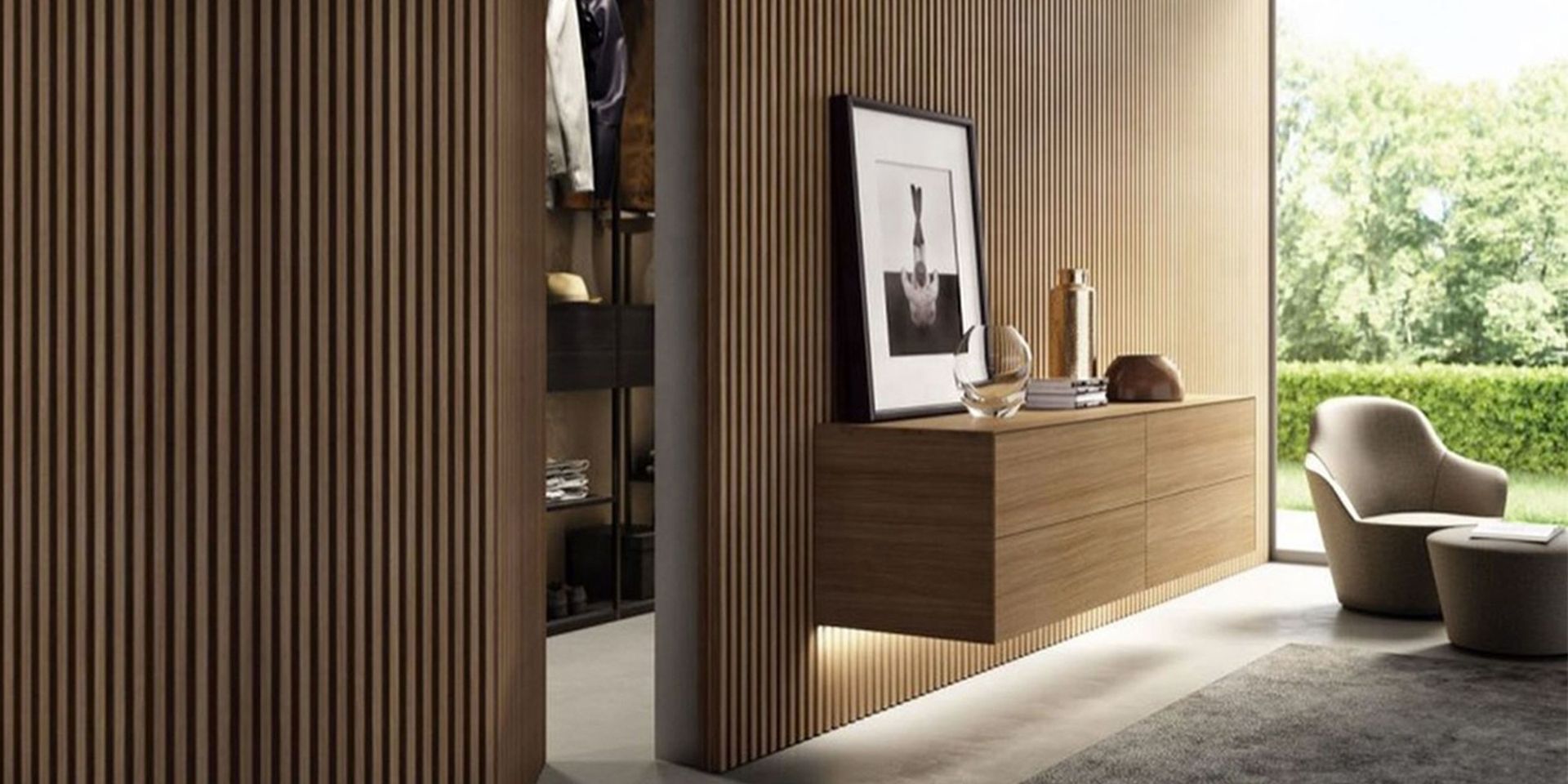 Un soggiorno con una parete in legno, una cassettiera, una sedia e una televisione.