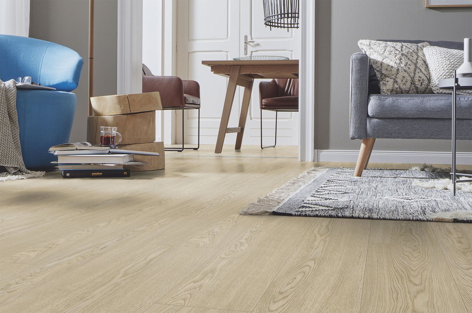 Un soggiorno con divano, sedia, tavolo e tappeto.