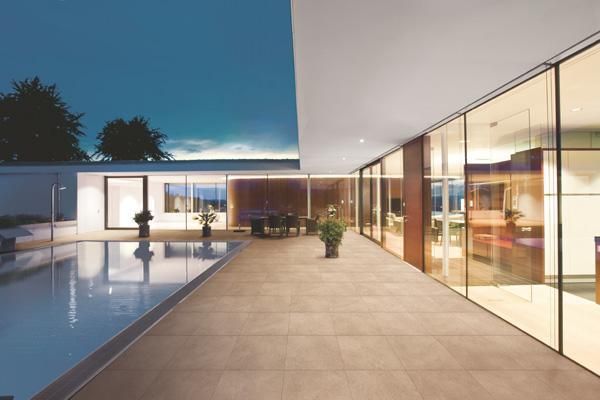 Una grande casa con una piscina di fronte