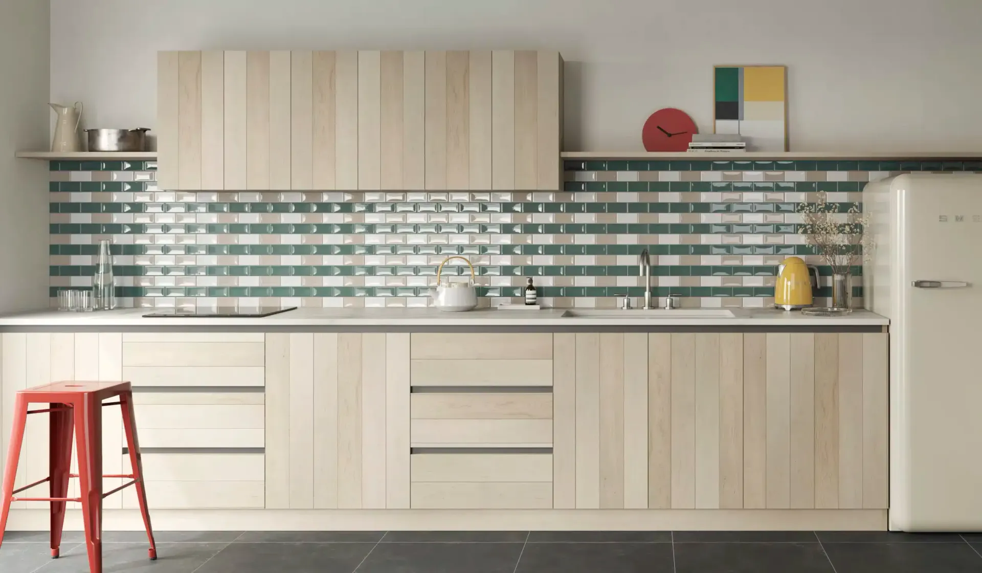 Una cucina con mobili in legno, un frigorifero, un lavandino e uno sgabello rosso.