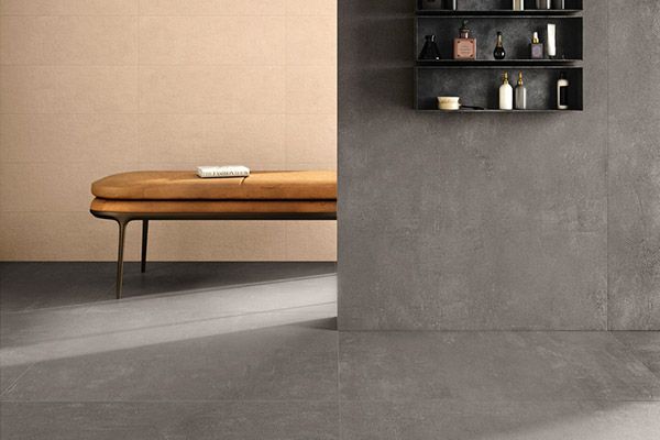 Una stanza con una panca e uno scaffale con delle bottiglie sopra.