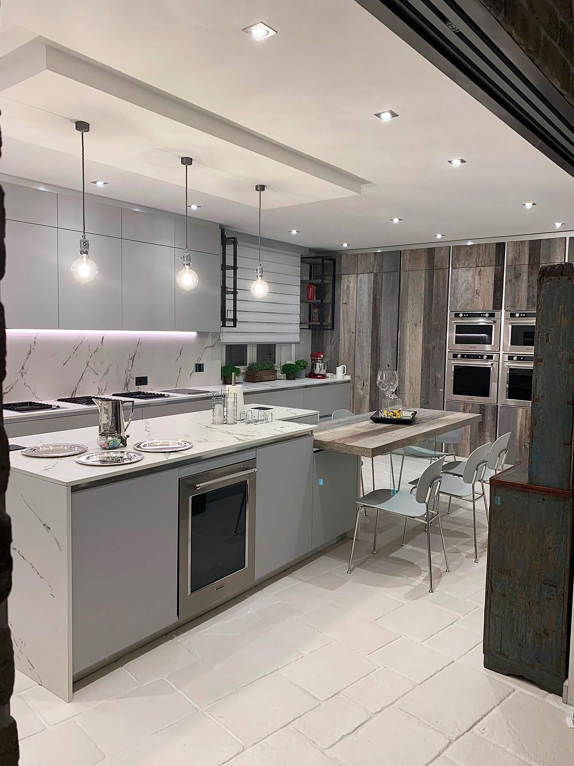 Una grande cucina con tavolo da pranzo e sedie.