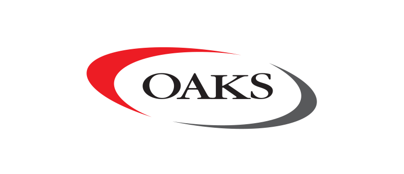 Logo pour OAKS, comportant le mot « OAKS » en texte noir dans un ovale blanc, avec un arc rouge en haut et un arc gris en dessous.