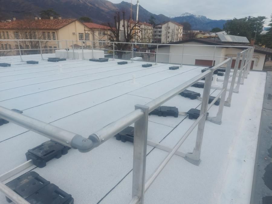 Un tetto impermeabilizzazione con ringhiera in acciaio inossidabile