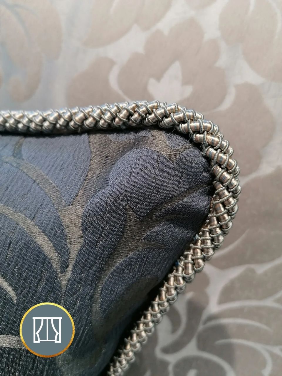 Dettaglio cuscino blu